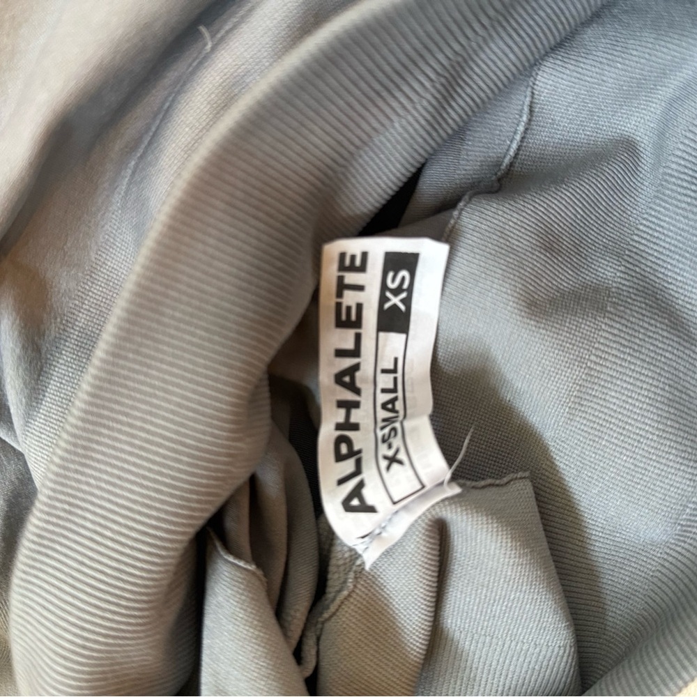 Alphalete Amplify Short 4.5" - Utility Grey - Picture 2 of 5